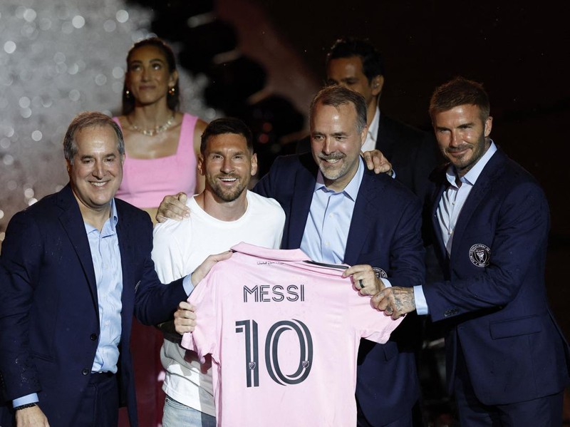 Soccer Football - Inter Miami CF unveil Lionel Messi - DRV PNK Stadium, Fort Lauderdale, Florida, United States - July 16, 2023 New Inter Miami signing Lionel Messi waves to the fans during the unveiling REUTERS/Marco Bello