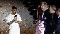 Sebelumnya sempat dikhawatirkan acara perkenalan Messi bakal ditunda akibat hujan deras. Acara ternyata masih bisa berjalan sesuai rencana meski di tengah guyuran hujan. (REUTERS/Marco Bello)