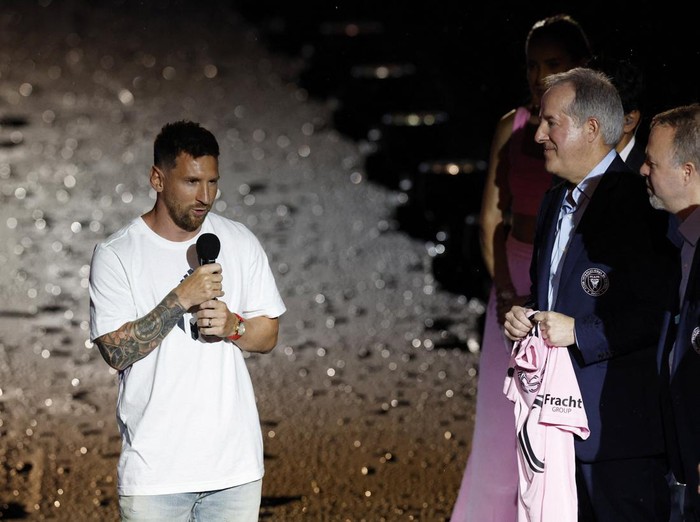 Soccer Football - Inter Miami CF unveil Lionel Messi - DRV PNK Stadium, Fort Lauderdale, Florida, United States - July 16, 2023 New Inter Miami signing Lionel Messi waves to the fans during the unveiling REUTERS/Marco Bello