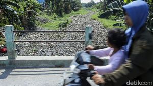 Sampah Penuhi Aliran Kali Sepanjang 1 Km di Tambun