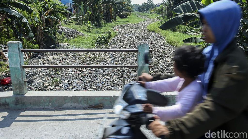 Sampah Penuhi Aliran Kali Sepanjang 1 Km di Tambun Sampah Penuhi Aliran Kali Sepanjang 1 Km di Tambun