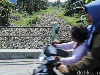 Sampah Penuhi Aliran Kali Sepanjang 1 Km di Tambun