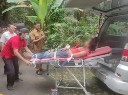 Ngamuk Sambil Acungkan Keris, ODGJ Ditangkap lalu Diikat