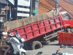 Truk Angkut Aspal 12 Ton Terperosok di Jalan Majapahit Kuta, Lalin Macet