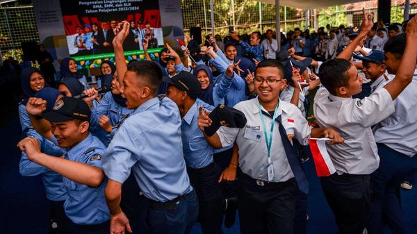 Semangat Anak-anak di Hari Pertama Masuk Sekolah