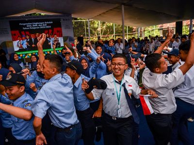 Semangat Anak-anak di Hari Pertama Masuk Sekolah