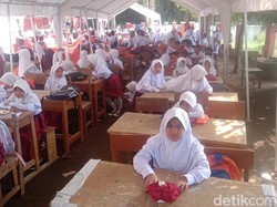 Sekolah Belum Beres, 2.000 Siswa Baru di Cianjur Belajar di Tenda