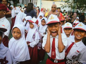 Bingkai Sepekan: Ragam Hari Pertama Sekolah, Antusias Siswa - Akses Sekolah Ditutup Warga