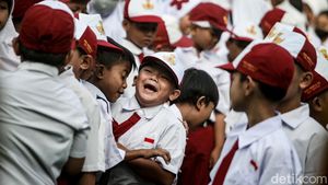 Suasana Hari Pertama Masuk Sekolah di SDN Serua 1 Tangsel