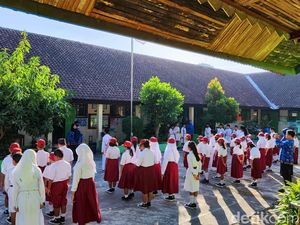 Agar 1 Siswa Baru SDN Tumenggungan Solo Tak Kesepian, Guru Lakukan Ini Agar 1 Siswa Baru SDN Tumenggungan Solo Tak Kesepian, Guru Lakukan Ini