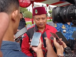 Tampilan Serba Merah dari Wagub Uu
