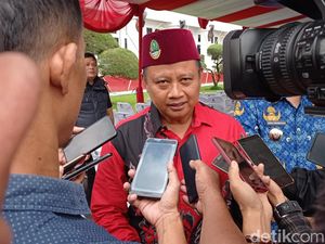 Tampilan Serba Merah dari Wagub Uu Tampilan Serba Merah dari Wagub Uu