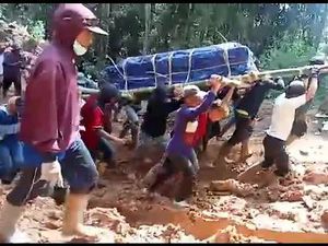 Jenazah Pendeta di Luwu Utara Ditandu 20 Km ke Rumah Duka gegara Jalan Rusak