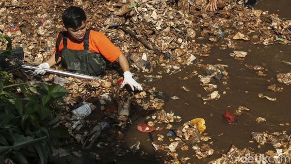 Aksi Pandawara Group dan PKT Bersihkan Kali Krukut Depok