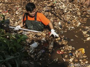 Aksi Pandawara Group dan PKT Bersihkan Kali Krukut Depok Aksi Pandawara Group dan PKT Bersihkan Kali Krukut Depok