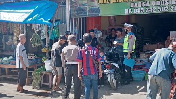 Balita tewas terlindas truk di Makassar setelah ditinggal di motor oleh kakaknya yang masuk ke toko. Polisi melakukan olah TKP.