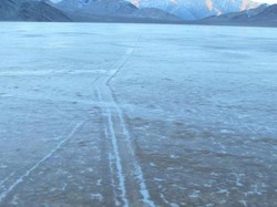 Fenomena Aneh Batu Jalan Sendiri yang Akhirnya Terpecahkan