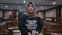 Bawa Foto Korban, Ibu Ini Hadiri Sidang Gugatan Gangguan Ginjal Akut