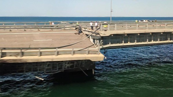 Begini Kondisi Jembatan Crimea Usai Diguncang Ledakan Sebuah ledakan mengguncang jembatan Crimea yang menghubungkan wilayah Ukraina bagian timur dengan daratan utama Rusia. Begini kondisi terkini jembatan tersebut.