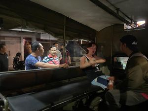 Bule Cewek yang Ngamuk-Pecahkan Kaca Klinik Diduga Skizofrenia Bule Cewek yang Ngamuk-Pecahkan Kaca Klinik Diduga Skizofrenia