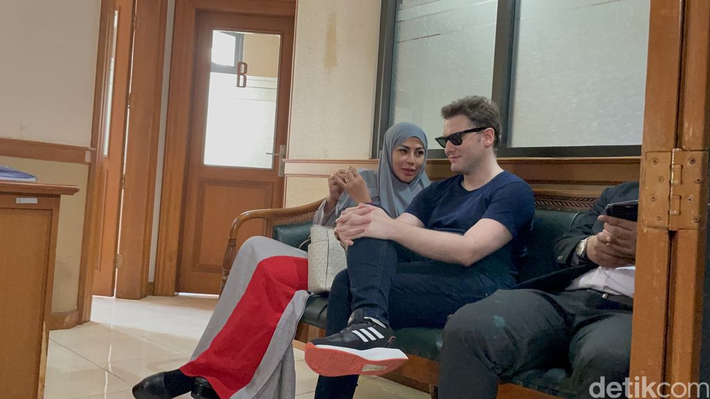 Cinta Penelope saat menghadiri sidang perdana cerai dengan suami di PA Selatan.