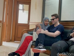 Hadiri Sidang Cerai, Cinta Penelope Gandeng Tangan Suami