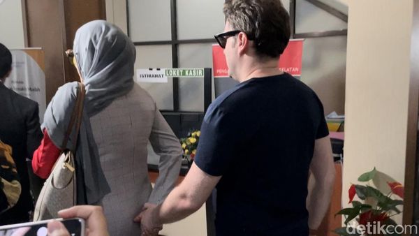 Cinta Penelope Gandeng Suami di Sidang Perdana Cerai