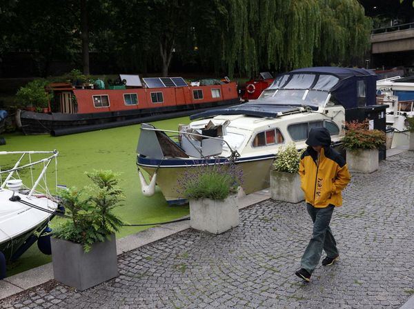 Cuaca Panas Bikin Kanal di London Berubah Hijau