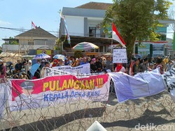 Warga Demo Kejari Jember Tuntut Kades Tersangka Korupsi Dibebaskan