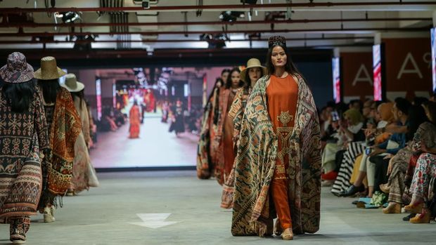 Ghea Panggabean buka gelaran JF3 2023 dengan pertunjukan bertajuk 'Weaving Dreams Sumba' di Summarecon Mall Serpong pada Senin (17/7).