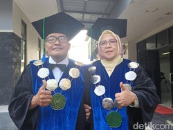 Kompak! Pasutri Dikukuhkan Jadi Guru Besar Universitas Muhammadiyah Purwokerto