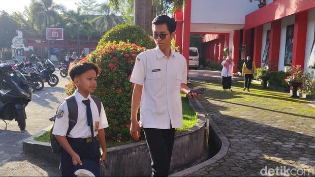 Hari pertama Farel Prayoga masuk SMP, cium tangan kepala sekolah dan guru.