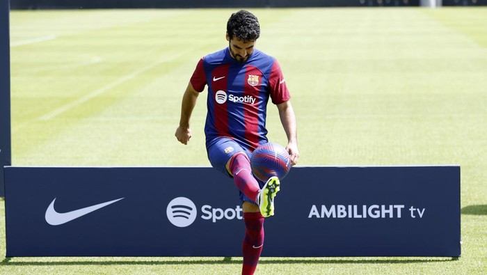 Soccer Football - FC Barcelona unveil Ilkay Gundogan - Ciutat Esportiva Joan Gamper, Barcelona, Spain - July 17, 2023 New FC Barcelona player Ilkay Gundogan signs a new contract alongside FC Barcelona president Joan Laporta during the presentation REUTERS/Albert Gea