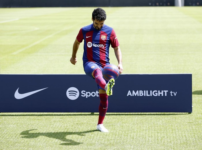 Soccer Football - FC Barcelona unveil Ilkay Gundogan - Ciutat Esportiva Joan Gamper, Barcelona, Spain - July 17, 2023 New FC Barcelona player Ilkay Gundogan signs a new contract alongside FC Barcelona president Joan Laporta during the presentation REUTERS/Albert Gea