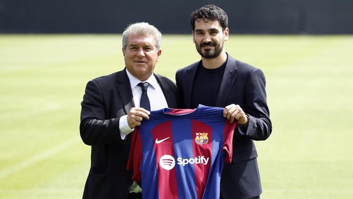 Soccer Football - FC Barcelona unveil Ilkay Gundogan - Ciutat Esportiva Joan Gamper, Barcelona, Spain - July 17, 2023 New FC Barcelona player Ilkay Gundogan signs a new contract alongside FC Barcelona president Joan Laporta during the presentation REUTERS/Albert Gea