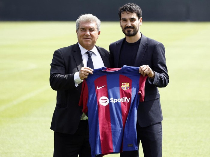 Soccer Football - FC Barcelona unveil Ilkay Gundogan - Ciutat Esportiva Joan Gamper, Barcelona, Spain - July 17, 2023 New FC Barcelona player Ilkay Gundogan signs a new contract alongside FC Barcelona president Joan Laporta during the presentation REUTERS/Albert Gea