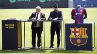 Pemain baru FC Barcelona Ilkay Gundogan menandatangani kontrak baru bersama presiden FC Barcelona Joan Laporta, Senin (17/7/2023). Guendogan telah setuju menandatangani kontrak berdurasi dua tahun atau sampai 2025, dengan opsi setahun tambahan.