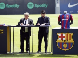 Pemain baru FC Barcelona Ilkay Gundogan menandatangani kontrak baru bersama presiden FC Barcelona Joan Laporta, Senin (17/7/2023). Guendogan telah setuju menandatangani kontrak berdurasi dua tahun atau sampai 2025, dengan opsi setahun tambahan.