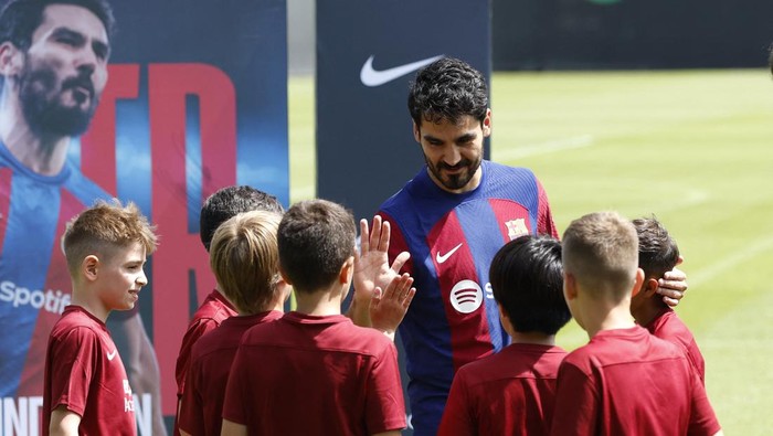Ilkay Guendogan Resmi Berseragam Barcelona Soccer Football - FC Barcelona unveil Ilkay Gundogan - Ciutat Esportiva Joan Gamper, Barcelona, Spain - July 17, 2023 New FC Barcelona player Ilkay Gundogan signs a new contract alongside FC Barcelona president Joan Laporta during the presentation REUTERS/Albert Gea