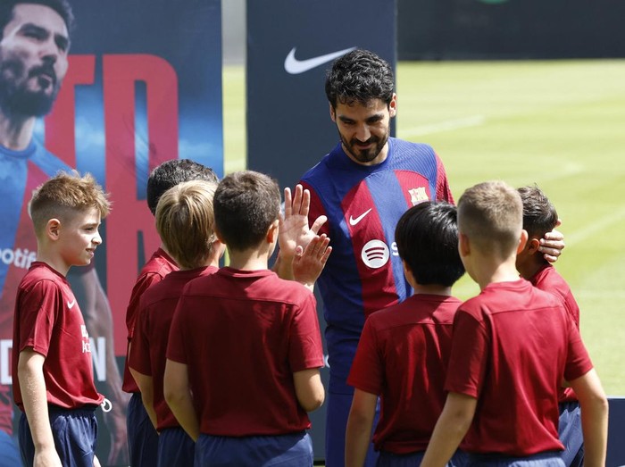Soccer Football - FC Barcelona unveil Ilkay Gundogan - Ciutat Esportiva Joan Gamper, Barcelona, Spain - July 17, 2023 New FC Barcelona player Ilkay Gundogan signs a new contract alongside FC Barcelona president Joan Laporta during the presentation REUTERS/Albert Gea