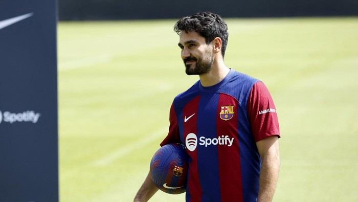 Soccer Football - FC Barcelona unveil Ilkay Gundogan - Ciutat Esportiva Joan Gamper, Barcelona, Spain - July 17, 2023 New FC Barcelona player Ilkay Gundogan poses for a picture during the presentation REUTERS/Albert Gea