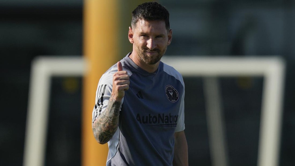 Aksi Messi berlatih perdana di Inter Miami. (Foto: Rebecca Blackwell/AP)