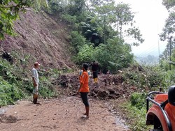 Jalan Penghubung 3 Kecamatan di OKU Selatan Terputus Akibat Longsor