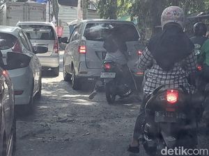 Warga Keluhkan Kerusakan Jalan di Tangsel Ini: Padahal Bayar Pajak Warga Keluhkan Kerusakan Jalan di Tangsel Ini: Padahal Bayar Pajak