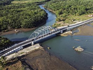 Apik! Ini Potret Jembatan Wiradinata di Pangandaran dari Udara Apik! Ini Potret Jembatan Wiradinata di Pangandaran dari Udara