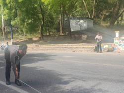 Motor Bonceng 3 Lawan Arah Hantam Dump Truck, 2 Pemuda Tewas di TKP