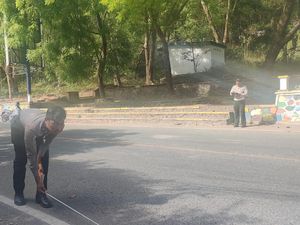 Motor Bonceng 3 Lawan Arah Hantam Dump Truck, 2 Pemuda Tewas di TKP Motor Bonceng 3 Lawan Arah Hantam Dump Truck, 2 Pemuda Tewas di TKP
