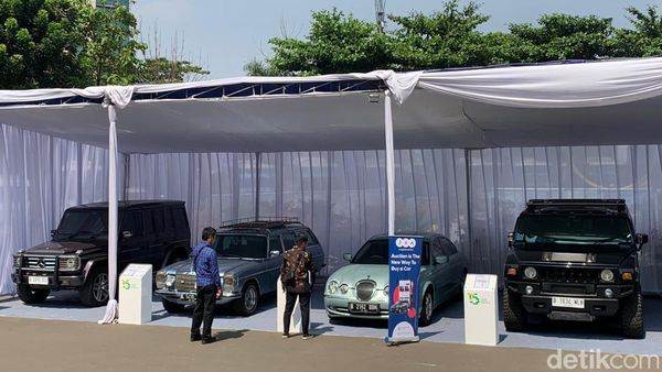 Potret Alphard hingga Mercy Dilelang, Ada yang Seratusan Juta!