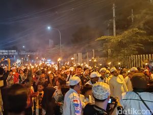 Kawasan Puncak Dipenuhi Massa Pawai Obor, Lalin Dialihkan Kawasan Puncak Dipenuhi Massa Pawai Obor, Lalin Dialihkan