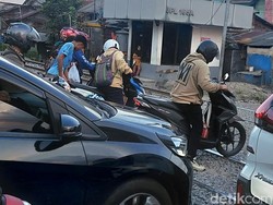 Ada Perbaikan JPL di Jalan Laswi Banyak Kendaraan Slip
